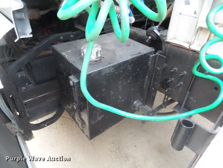 image for item EF9598 2005 Volvo VNL64T semi truck