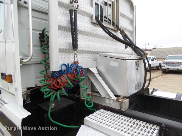 image for item EF9598 2005 Volvo VNL64T semi truck