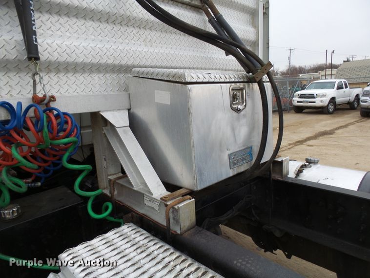 image for item EF9598 2005 Volvo VNL64T semi truck