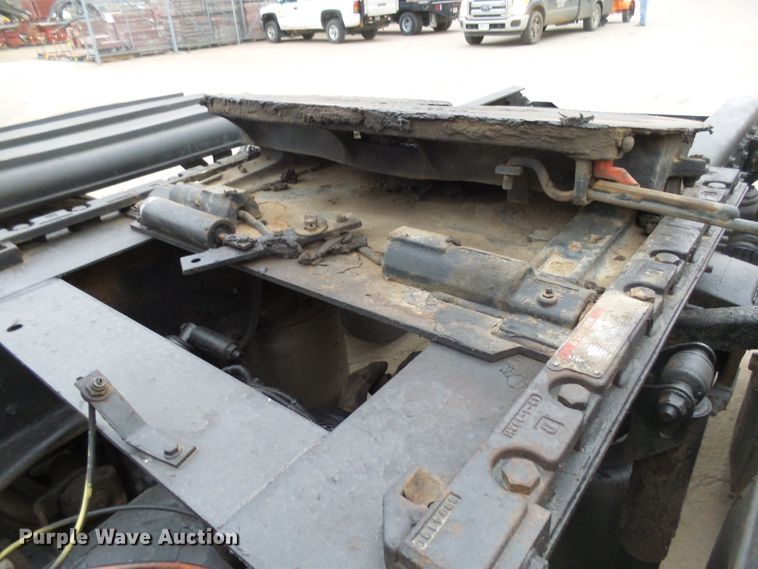 image for item EF9598 2005 Volvo VNL64T semi truck