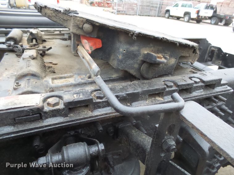 image for item EF9598 2005 Volvo VNL64T semi truck