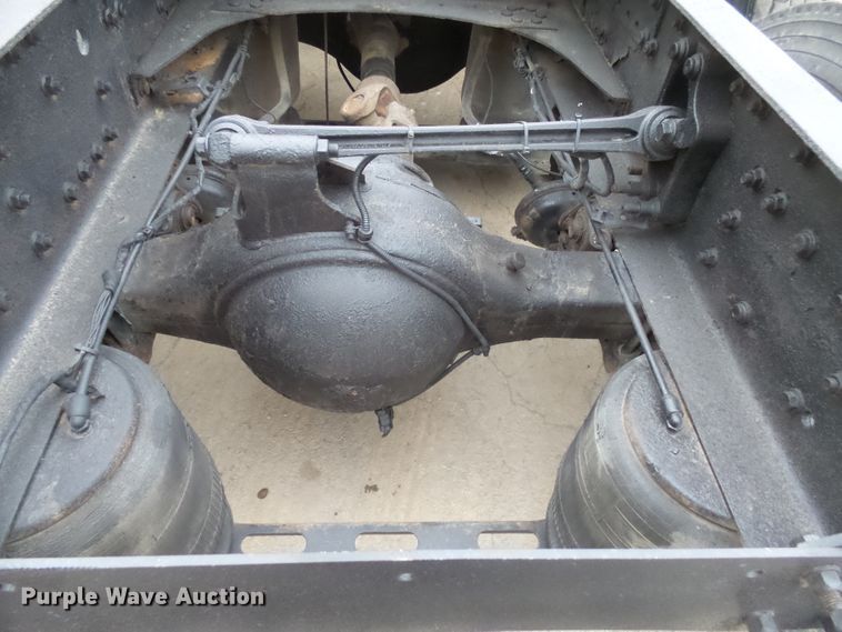 image for item EF9598 2005 Volvo VNL64T semi truck