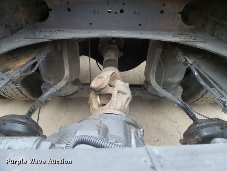 image for item EF9598 2005 Volvo VNL64T semi truck