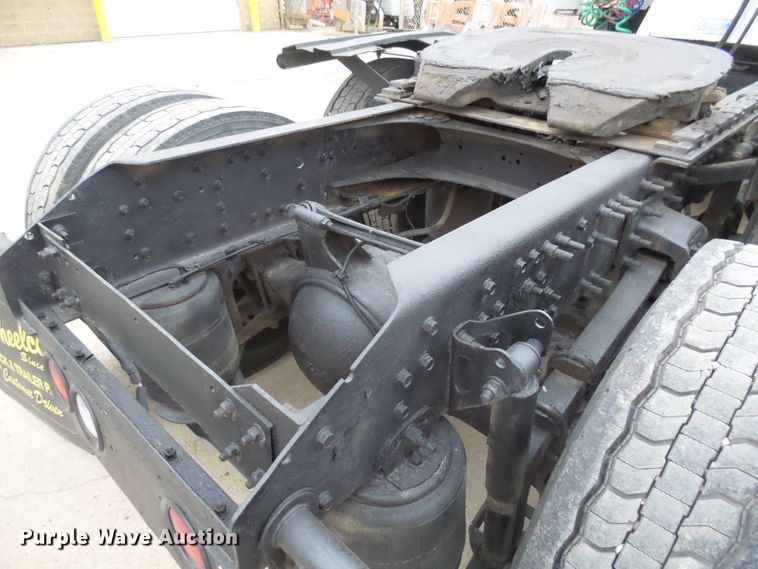 image for item EF9598 2005 Volvo VNL64T semi truck