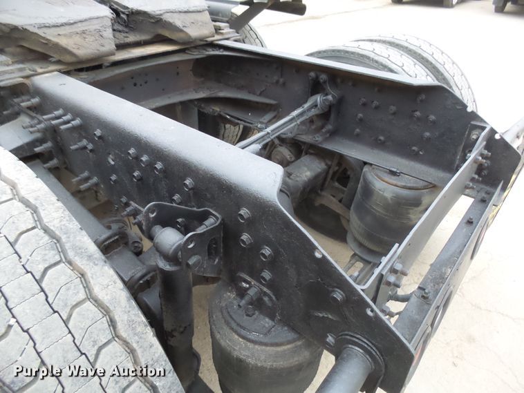 image for item EF9598 2005 Volvo VNL64T semi truck