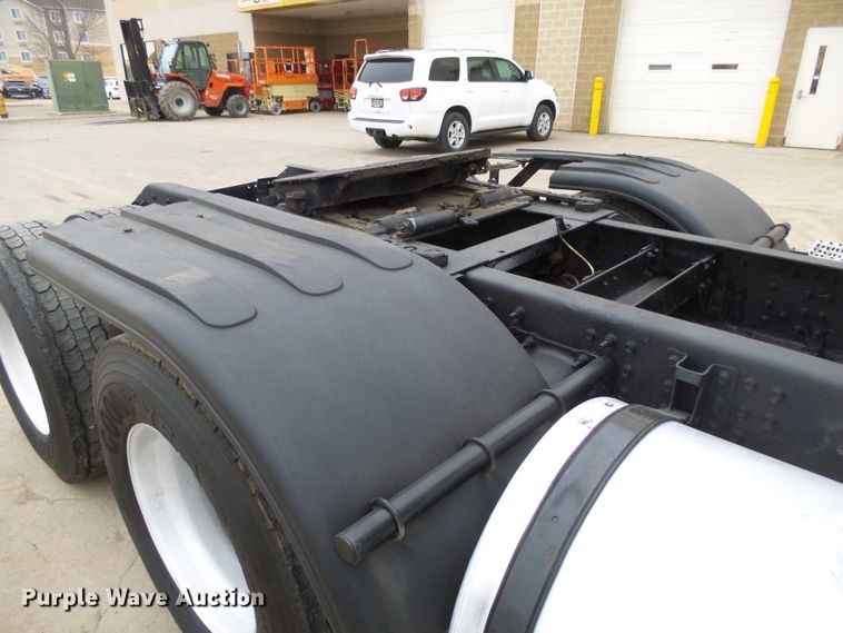 image for item EF9598 2005 Volvo VNL64T semi truck