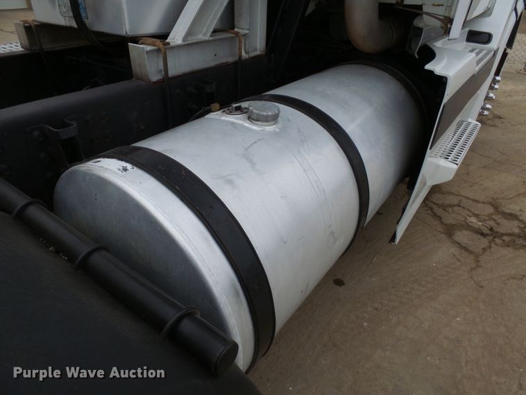 image for item EF9598 2005 Volvo VNL64T semi truck