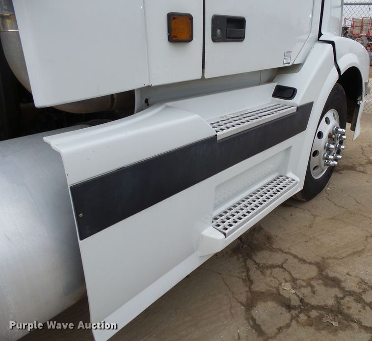 image for item EF9598 2005 Volvo VNL64T semi truck