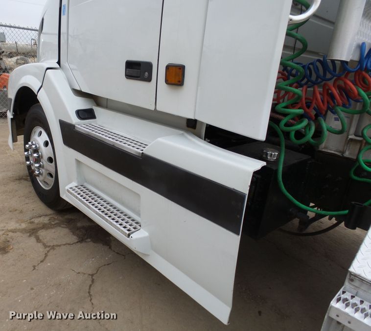 image for item EF9598 2005 Volvo VNL64T semi truck