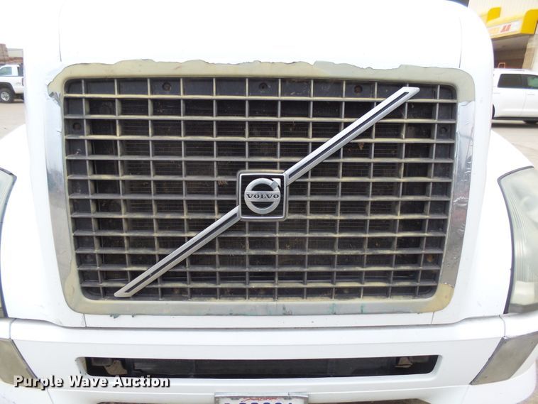 image for item EF9598 2005 Volvo VNL64T semi truck