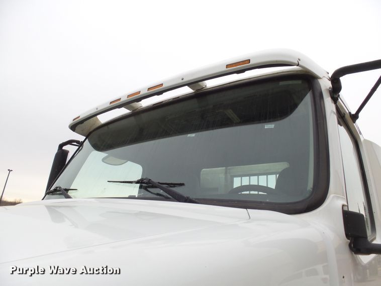 image for item EF9598 2005 Volvo VNL64T semi truck