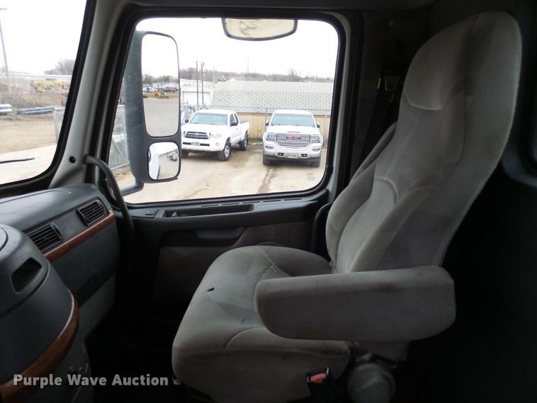 image for item EF9598 2005 Volvo VNL64T semi truck