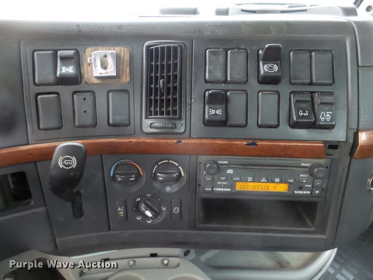 image for item EF9598 2005 Volvo VNL64T semi truck