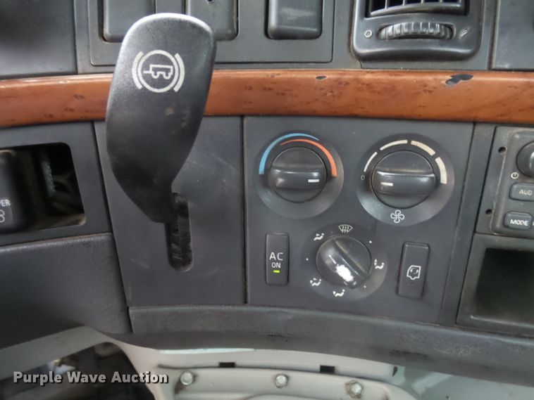 image for item EF9598 2005 Volvo VNL64T semi truck