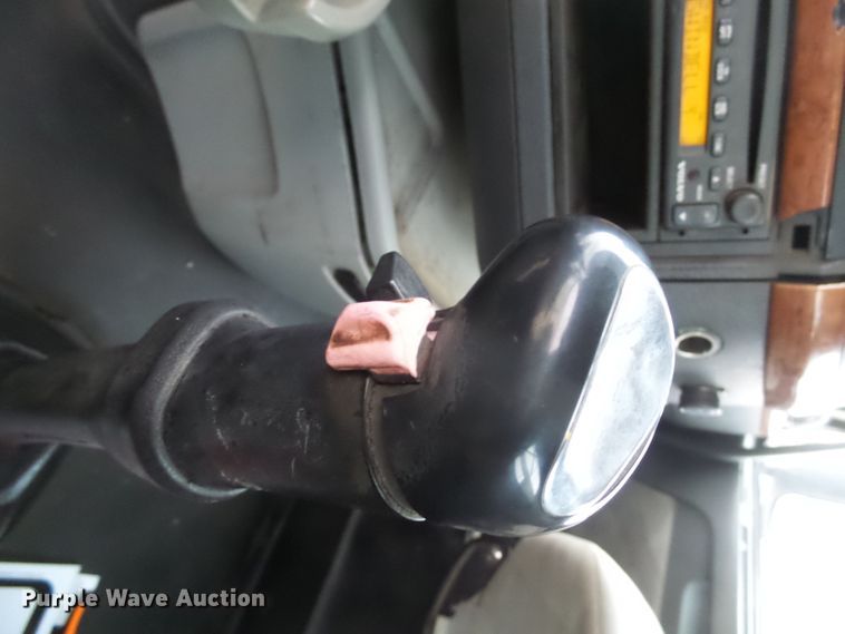 image for item EF9598 2005 Volvo VNL64T semi truck