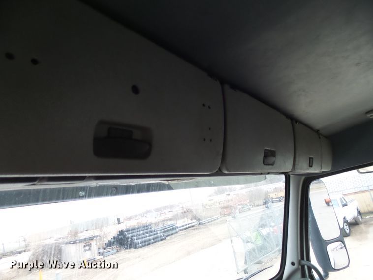 image for item EF9598 2005 Volvo VNL64T semi truck