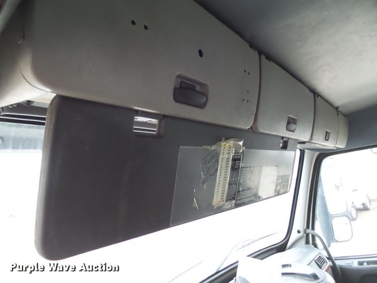 image for item EF9598 2005 Volvo VNL64T semi truck