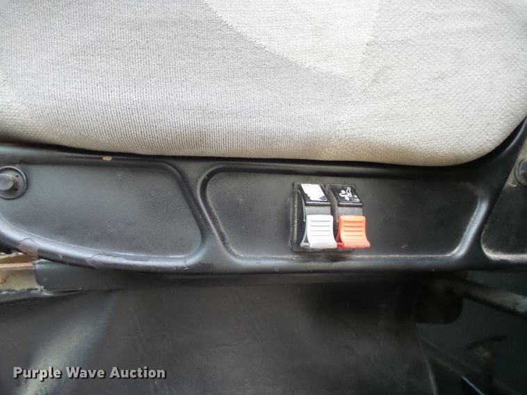 image for item EF9598 2005 Volvo VNL64T semi truck