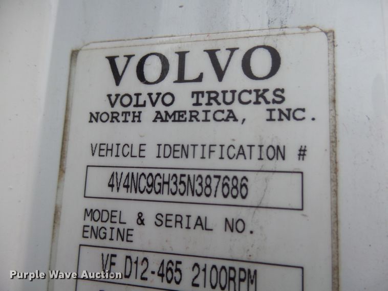 image for item EF9598 2005 Volvo VNL64T semi truck