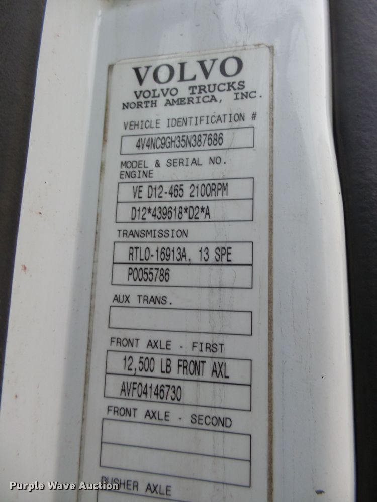 image for item EF9598 2005 Volvo VNL64T semi truck