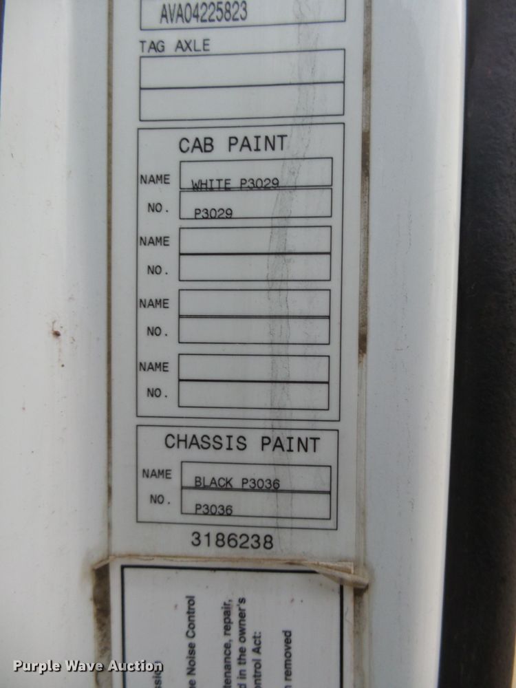 image for item EF9598 2005 Volvo VNL64T semi truck