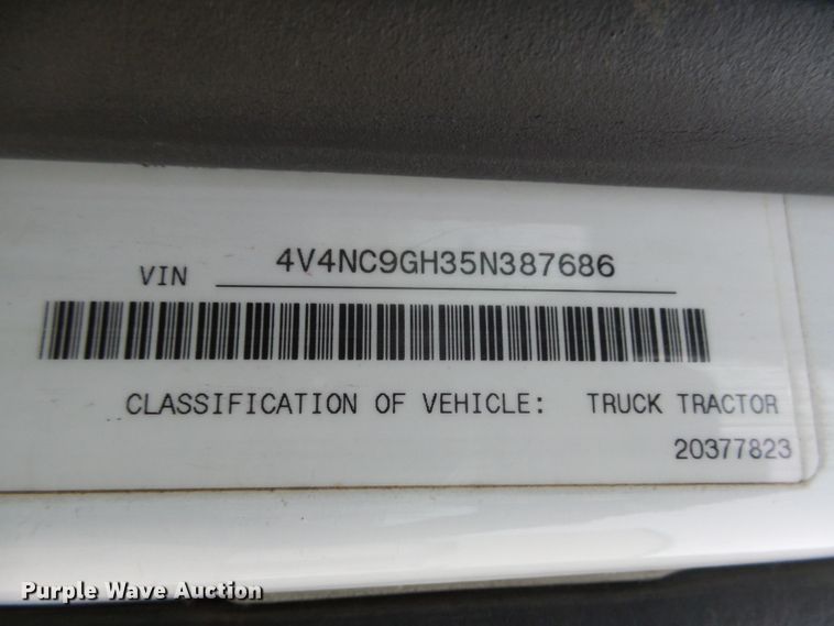 image for item EF9598 2005 Volvo VNL64T semi truck