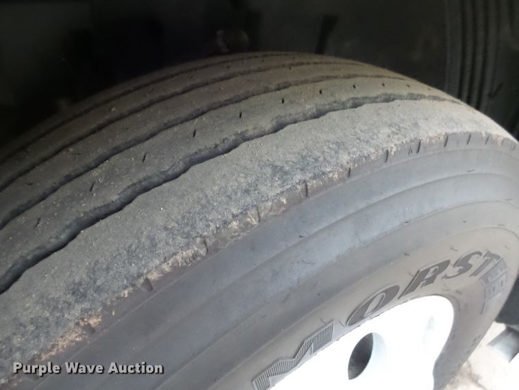 image for item EF9598 2005 Volvo VNL64T semi truck