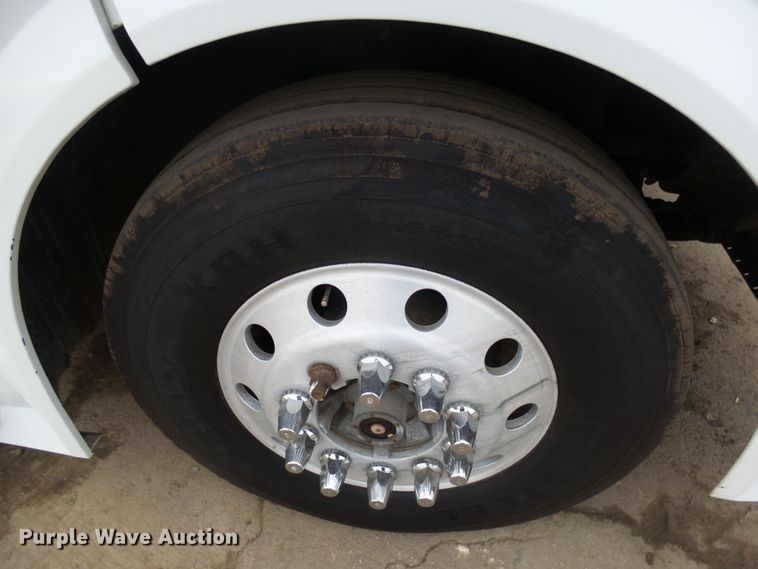 image for item EF9598 2005 Volvo VNL64T semi truck