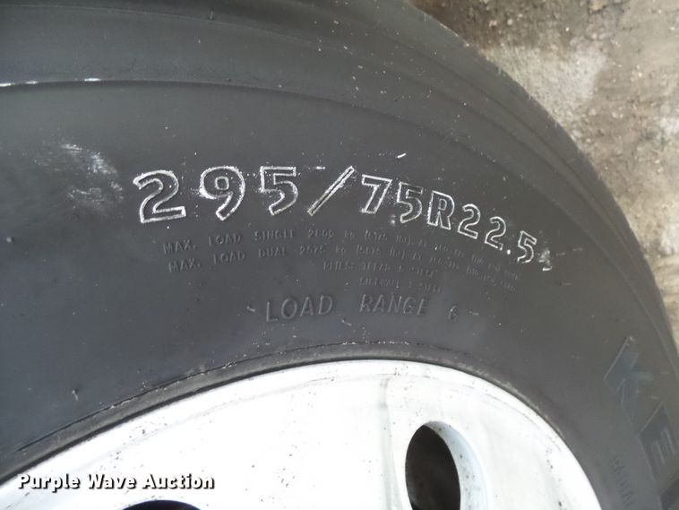 image for item EF9598 2005 Volvo VNL64T semi truck