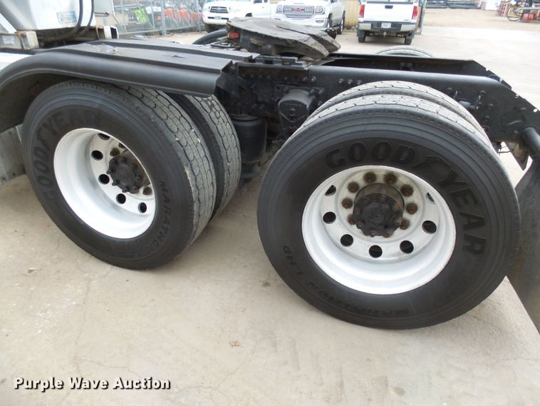 image for item EF9598 2005 Volvo VNL64T semi truck