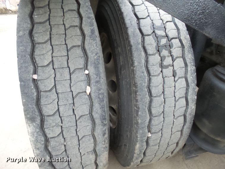 image for item EF9598 2005 Volvo VNL64T semi truck