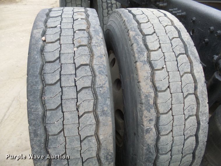 image for item EF9598 2005 Volvo VNL64T semi truck