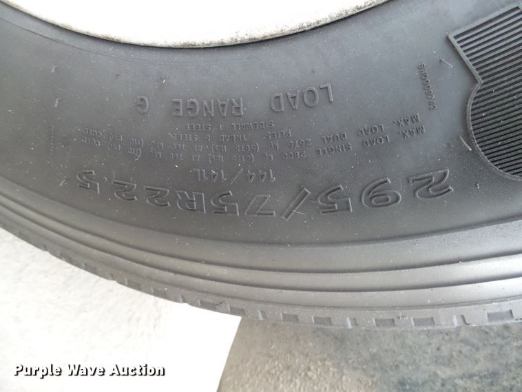 image for item EF9598 2005 Volvo VNL64T semi truck