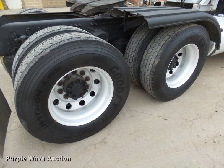 image for item EF9598 2005 Volvo VNL64T semi truck