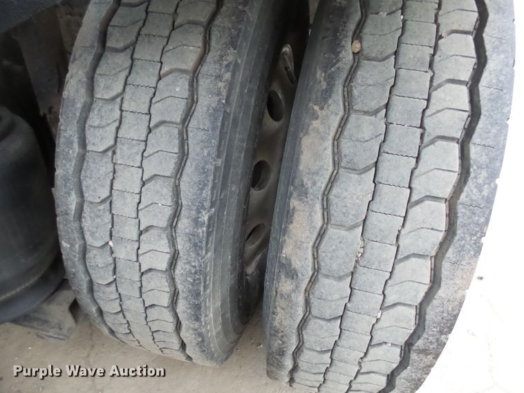 image for item EF9598 2005 Volvo VNL64T semi truck