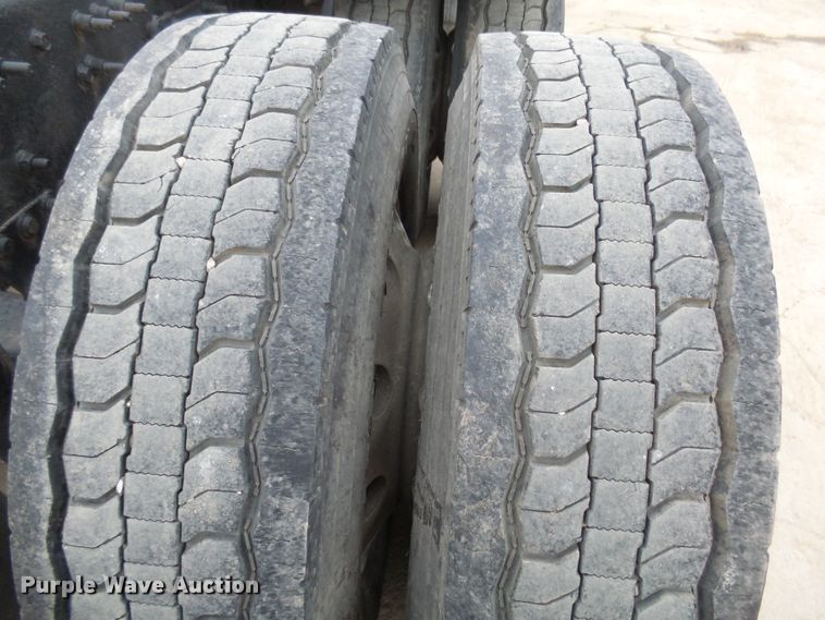 image for item EF9598 2005 Volvo VNL64T semi truck