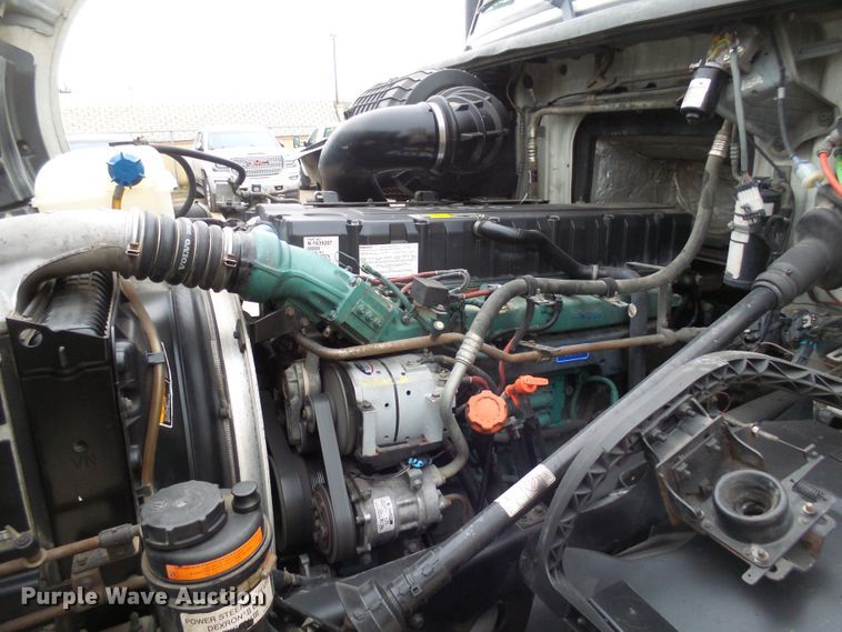 image for item EF9598 2005 Volvo VNL64T semi truck