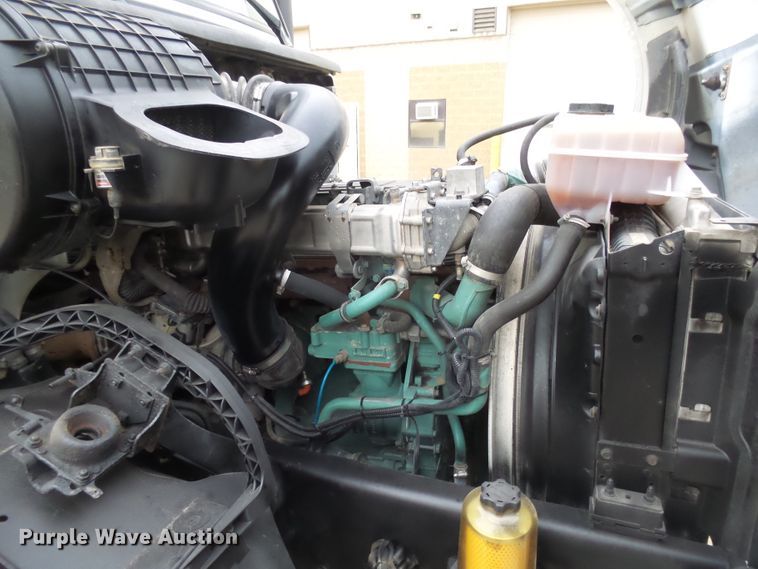 image for item EF9598 2005 Volvo VNL64T semi truck