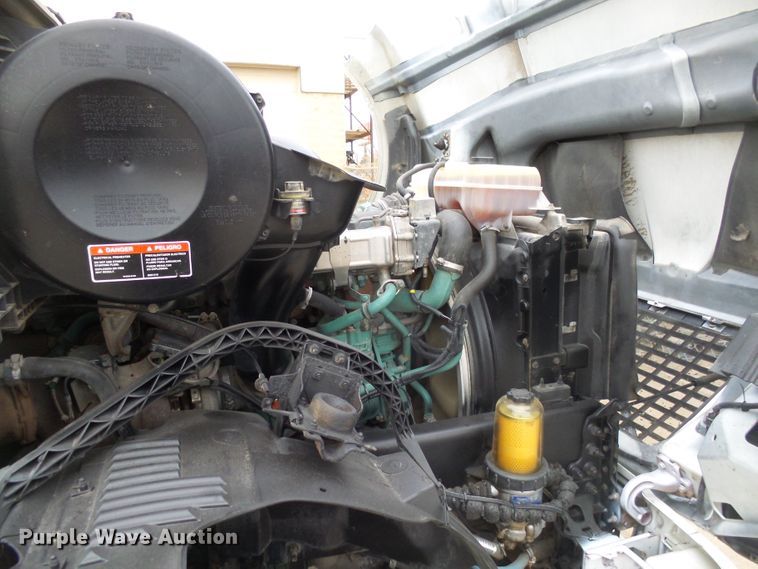 image for item EF9598 2005 Volvo VNL64T semi truck