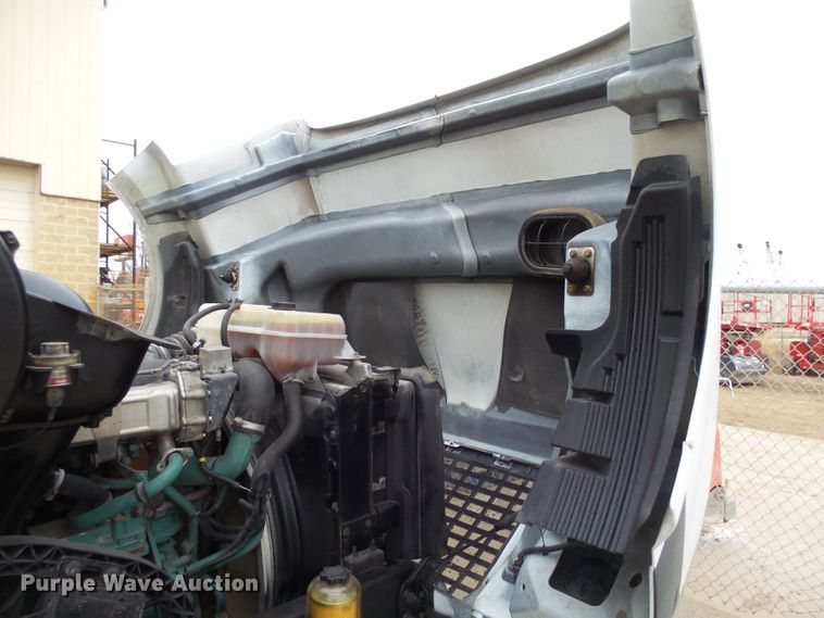 image for item EF9598 2005 Volvo VNL64T semi truck