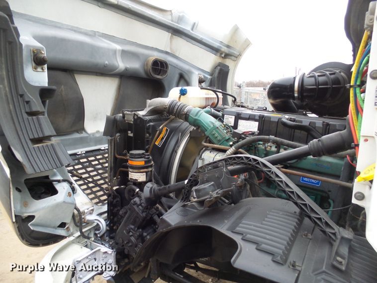 image for item EF9598 2005 Volvo VNL64T semi truck