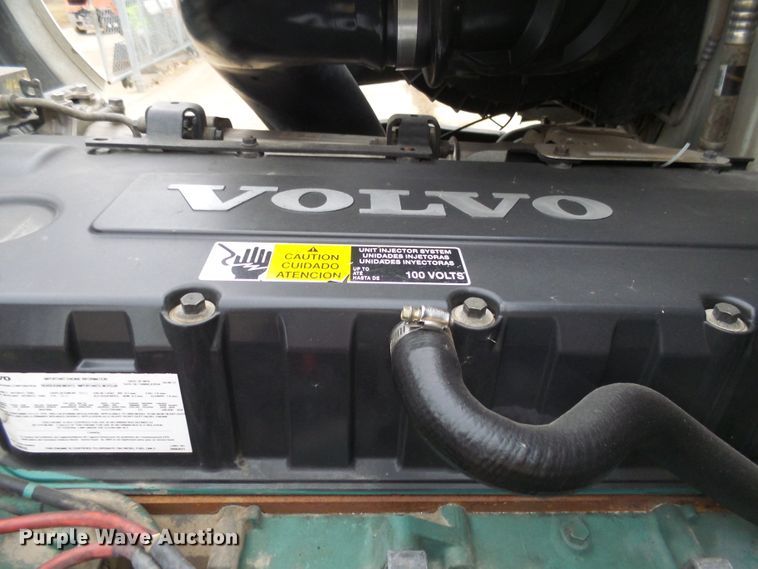 image for item EF9598 2005 Volvo VNL64T semi truck