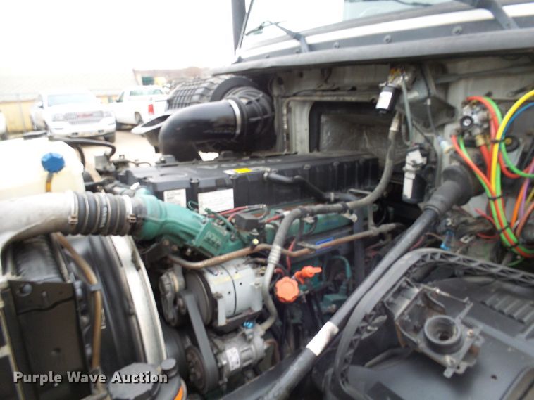 image for item EF9598 2005 Volvo VNL64T semi truck