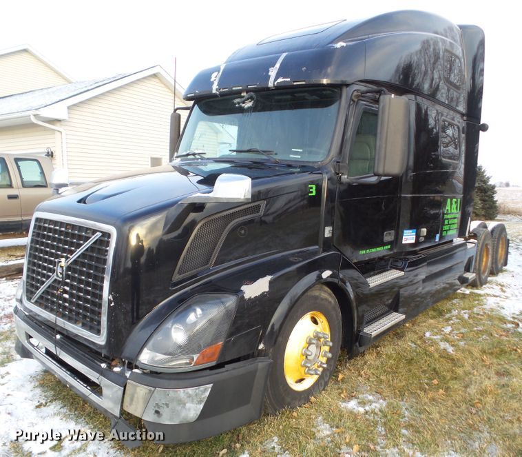 image for item EM9891 2010 Volvo VNL semi truck