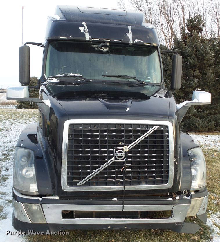 image for item EM9891 2010 Volvo VNL semi truck