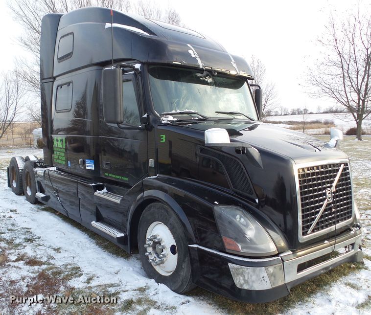 image for item EM9891 2010 Volvo VNL semi truck
