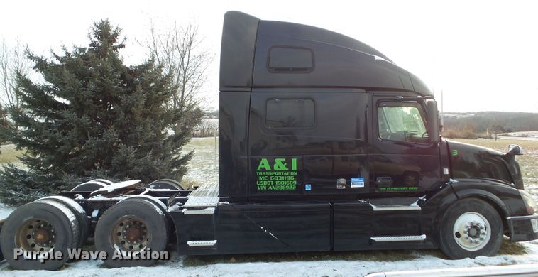image for item EM9891 2010 Volvo VNL semi truck