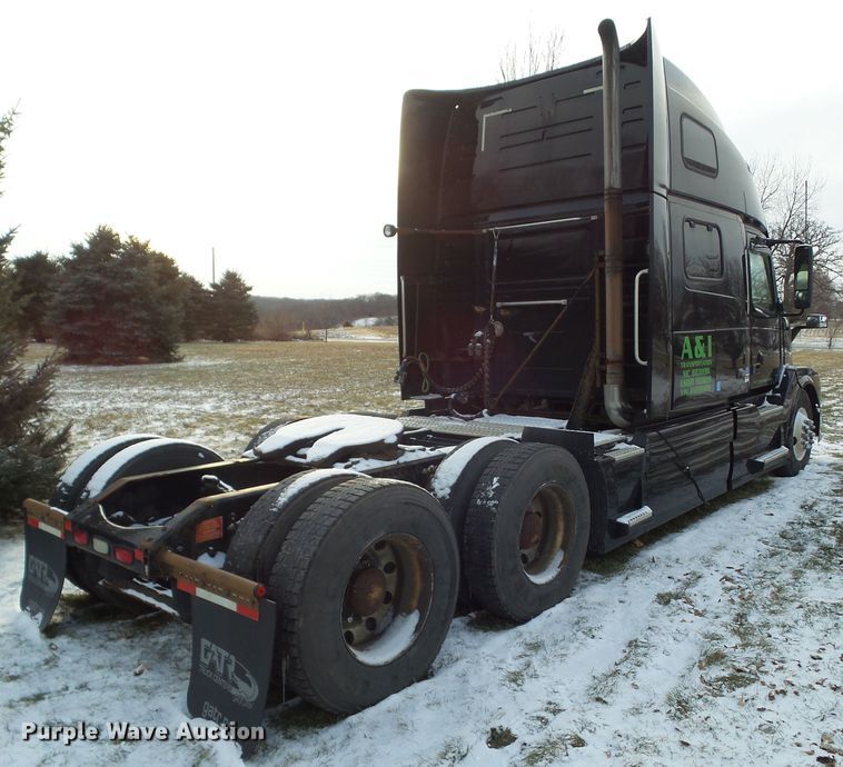 image for item EM9891 2010 Volvo VNL semi truck