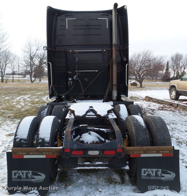 image for item EM9891 2010 Volvo VNL semi truck