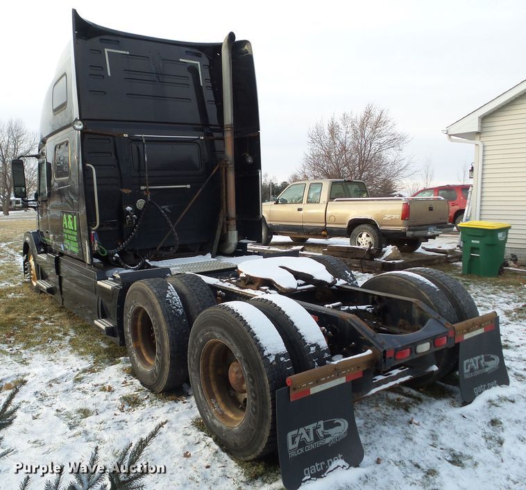 image for item EM9891 2010 Volvo VNL semi truck